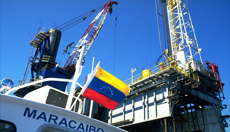 تداعيات تخفيف العقوبات النفطية الأمريكية على فنزويلا